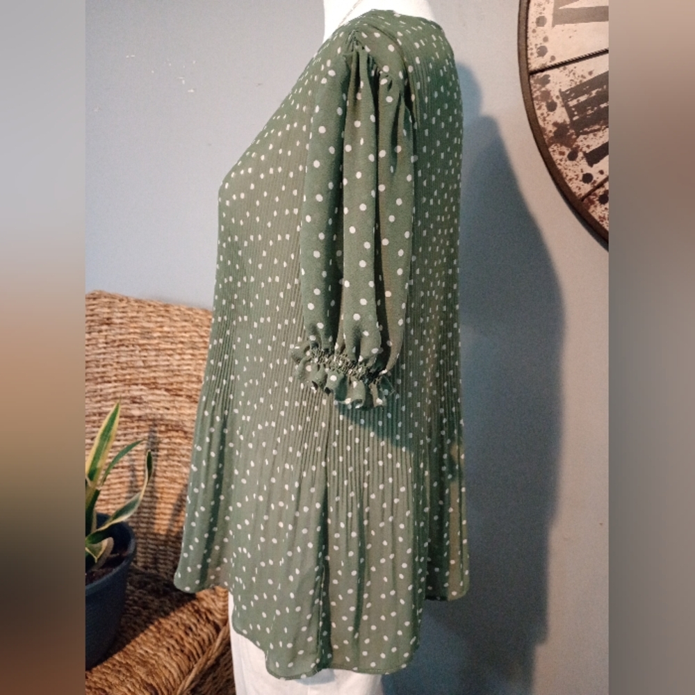 Green Polka Dot Pleated Blouse Size Medium - Picture 10 of 15